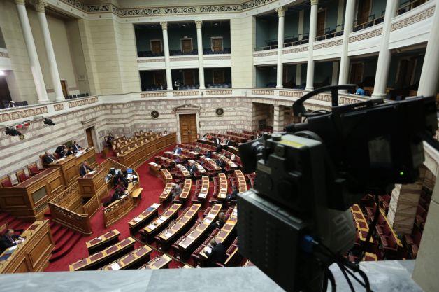 Κορυφώνεται η τριήμερη συζήτηση στη Βουλή επί της πρότασης μομφής