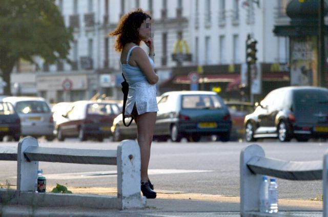 Νομοσχέδιο στη Γαλλία προβλέπει τη δίωξη των πελατών της πορνείας