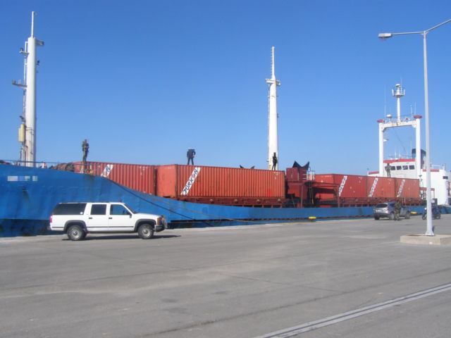 Ανοίγουν ένα-ένα τα εμπορευματοκιβώτια του Nour M στη Ρόδο