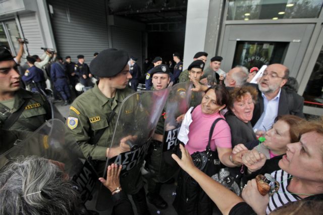 Ατύχημα με μοτοσικλετιστή και μικροένταση έξω από το ΥΠΟΙΚ