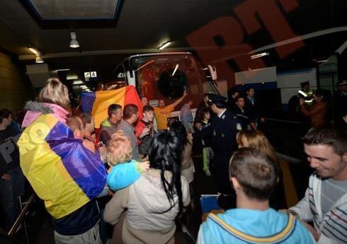 «Πάτησαν» Αθήνα οι Ρουμάνοι με «θερμή» υποδοχή στο Ελ. Βενιζέλος