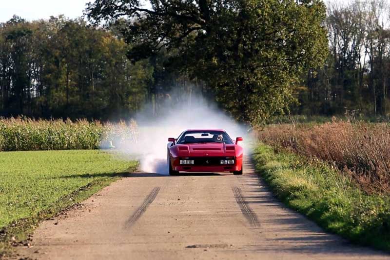 Μία -ακόμη- Ferrari σε εντός και εκτός δρόμου περιπέτειες