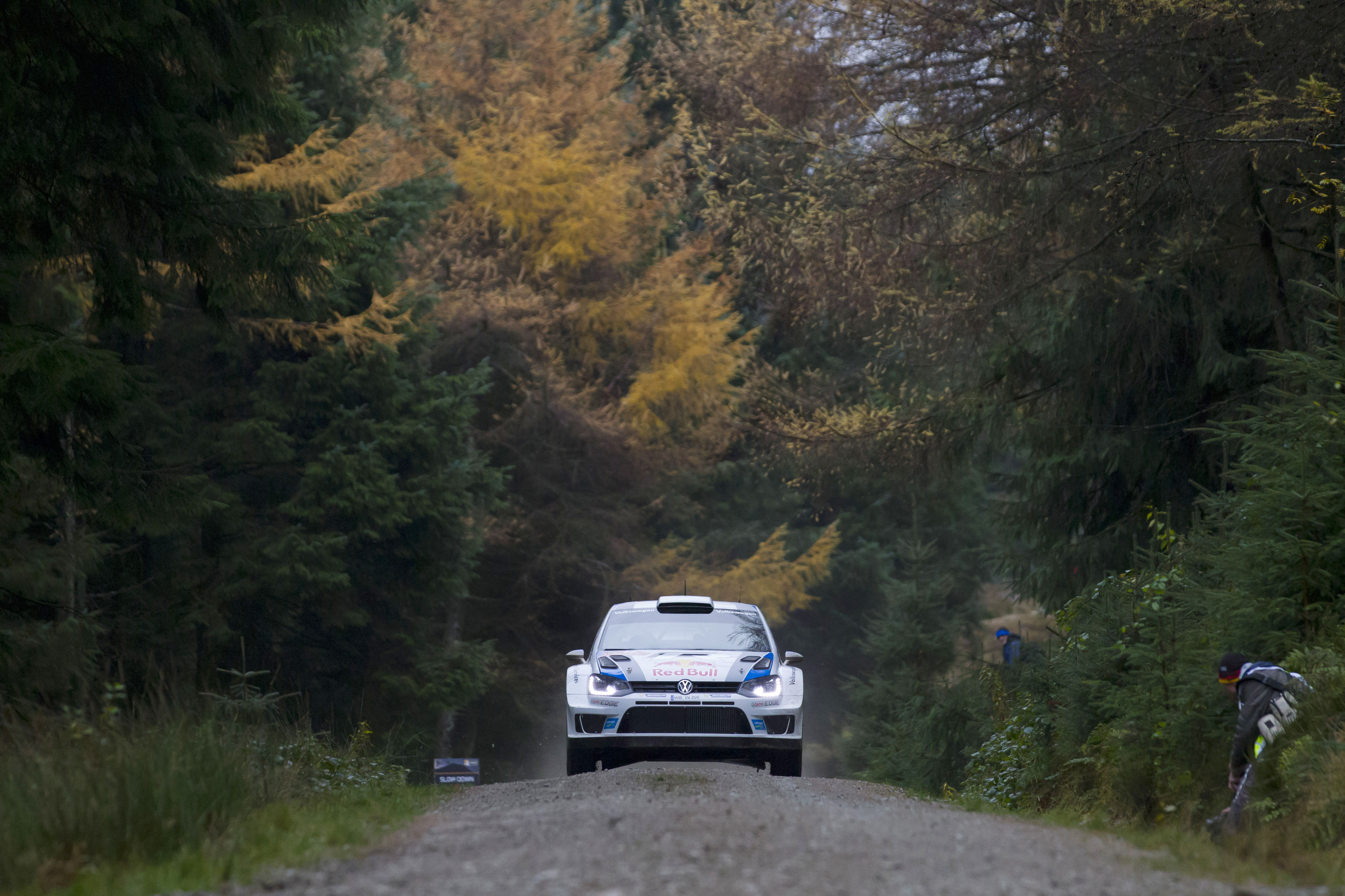 Ράλλυ Μ. Βρετανίας 2013: Ελέγχει τον αγώνα ο S. Ogier, μετά το τέλος της δεύτερης ημέρας