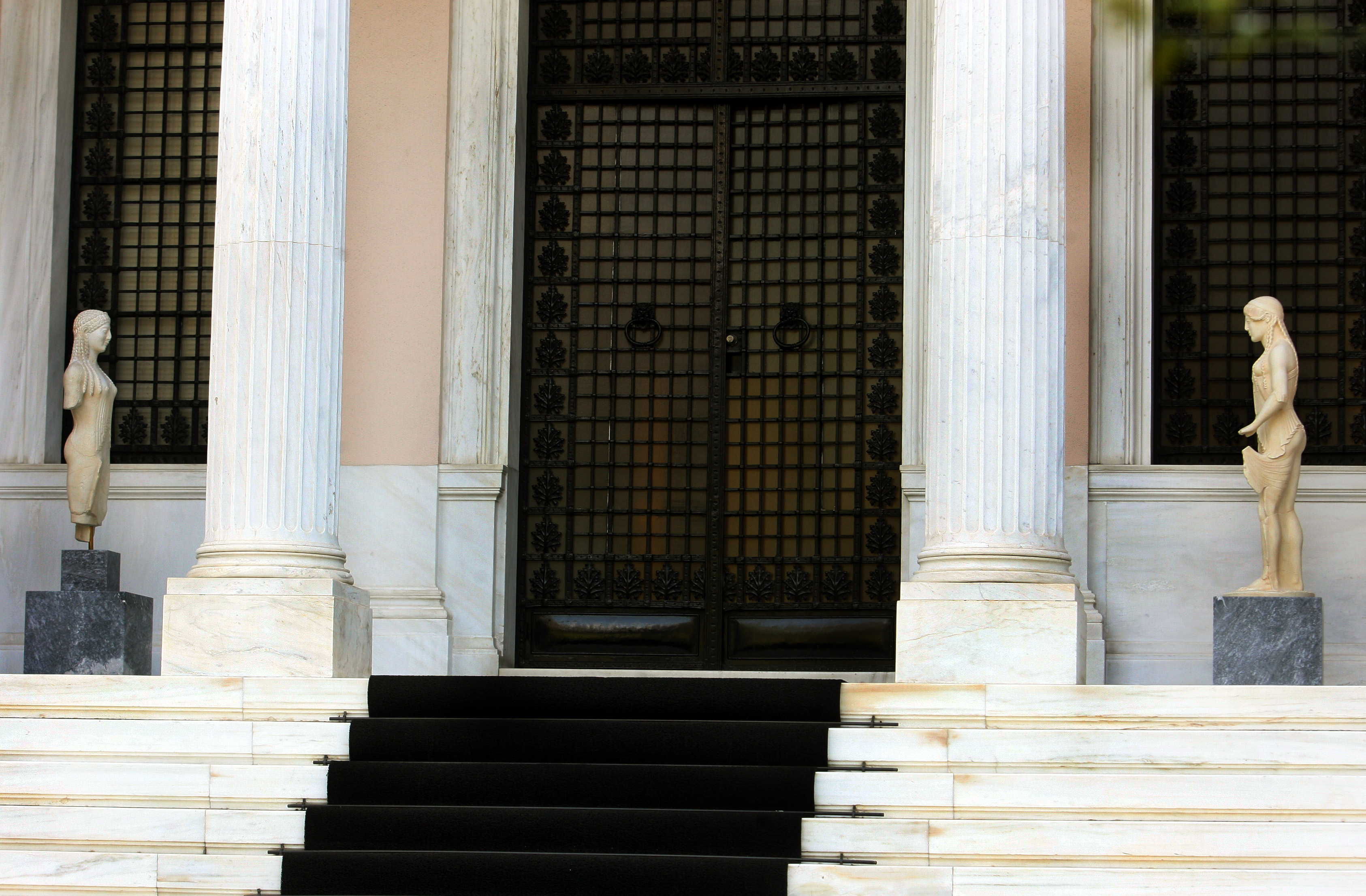 Σύσκεψη υπό τον πρωθυπουργό εν όψει νέας συνάντησης με την τρόικα
