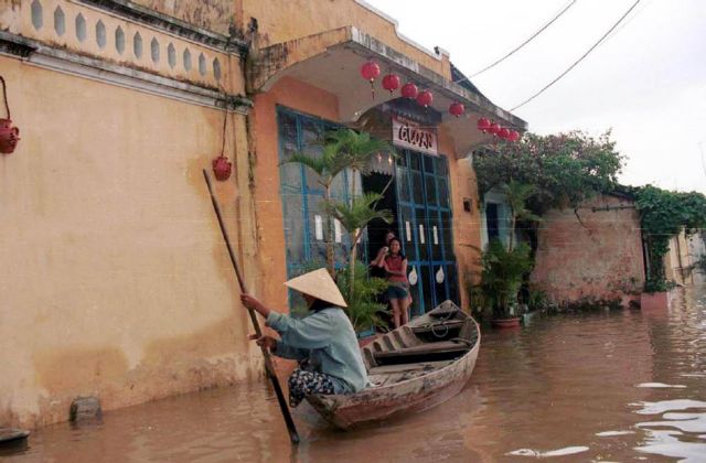 Δεκάδες νεκροί στο Βιετνάμ από πλημμύρες