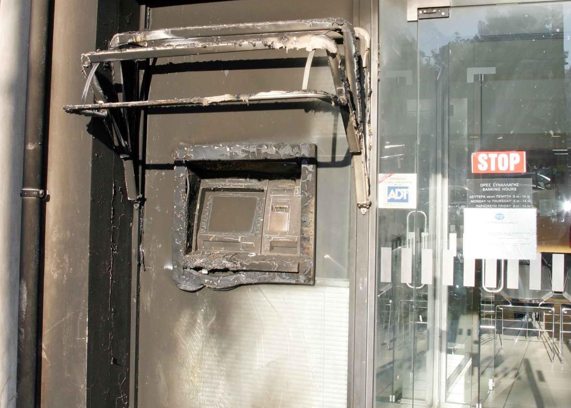Τρεις εμπρηστικές επιθέσεις σε ΑΤΜ τραπεζών