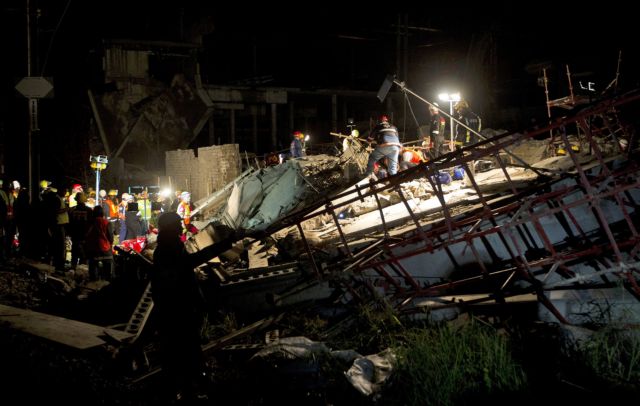 Έρευνα για επιζώντες στα ερείπια του εμπορικού κέντρου στο Ντουρμπάν