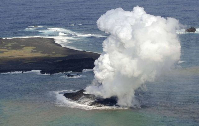 Νέο νησί γεννιέται από ηφαιστειακή έκρηξη στην Ιαπωνία