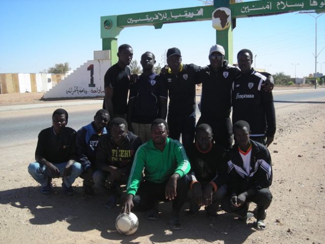 Εργάτες στη Λιβύη δουλεύουν φορώντας τις φόρμες του ΠΑΟΚ…