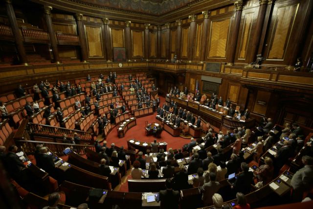 Ναπολιτάνο εναντίον Μπερλουσκόνι ενώ πλησιάζει η αποπομπή από τη Γερουσία