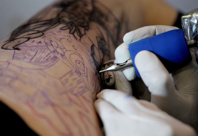 Εφ’ όρου ζωής δωρεάν τατουάζ υπόσχεται επιχειρηματίας στις ΗΠΑ