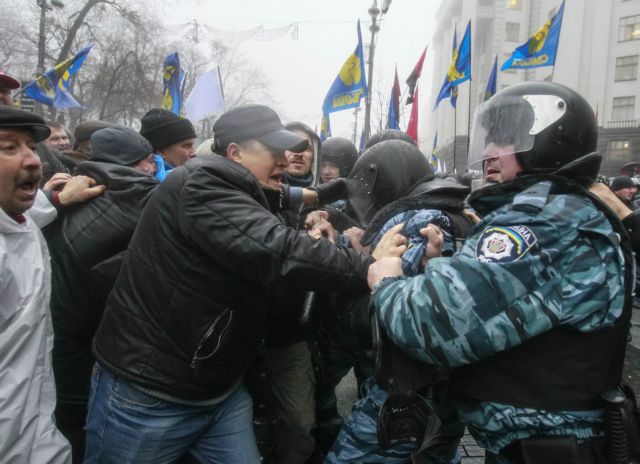 Ένταση ξανά στο Κίεβο με διαδηλωτές εναντίον της «απομάκρυνσης» από την ΕΕ