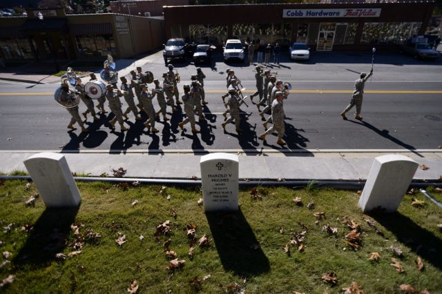 Στα μέτρα των γυναικών προσαρμόζεται το βήμα στις βρετανικές παρελάσεις