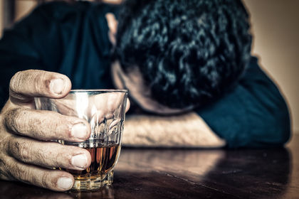 Η υπερκατανάλωση αλκοόλ μπορεί να οδηγήσει στο διαζύγιο