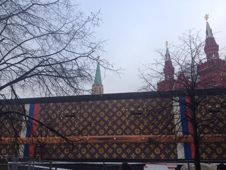 Μία τεράστια βαλίτσα Louis Vuitton γεμίζει την Κόκκινη Πλατεία