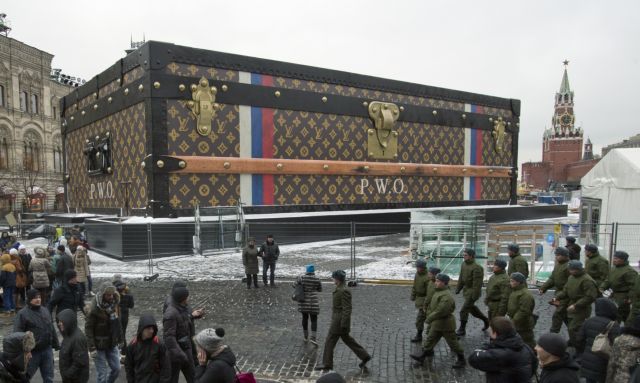 Σκάνδαλο η έκθεση-βαλίτσα Louis Vuitton μπροστά από το Μαυσωλείο του Λένιν