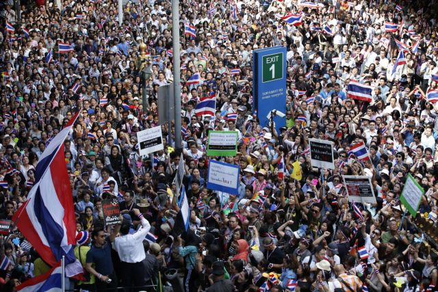Έφοδος ταϊλανδέζων διαδηλωτών στα κεντρικά της στρατιωτικής διοίκησης