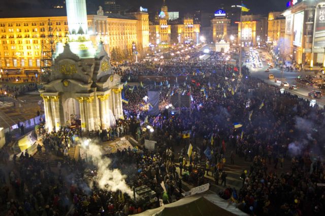 Οι Ουκρανοί πλημμυρίζουν το Κίεβο και φωνάζουν «εσχάτη προδοσία»