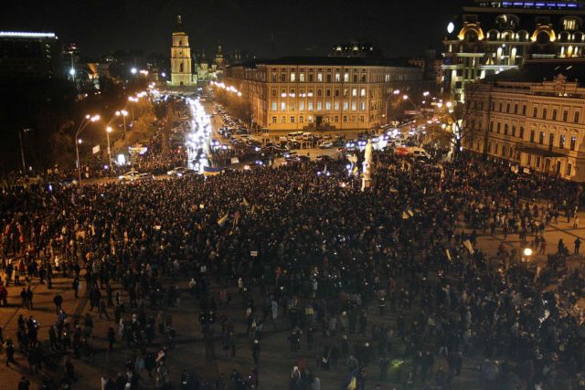 Έρευνα για τη «βίαιη τροπή» σε διαδήλωση υπέρ της ΕΕ ζητά ο Ουκρανός πρόεδρος