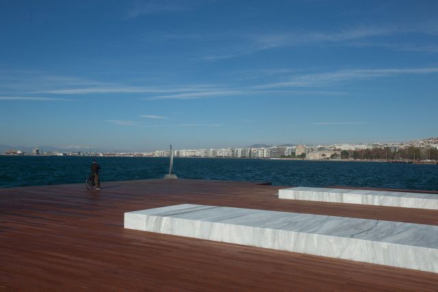 Υπό βροχή παραδόθηκε στους Θεσσαλονικείς η ανακαινισμένη παραλία