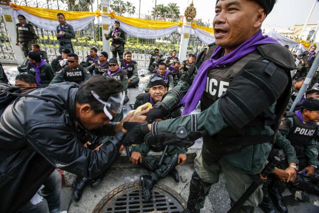 Διαταγή να κάνει πίσω η αστυνομία της Ταϊλάνδης με στόχο την αποκλιμάκωση