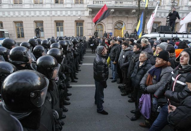 Πολεμικό κλίμα μέσα και έξω από την ουκρανική Βουλή