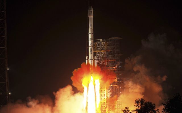 Οι κάτοικοι τρέχουν να κρυφτούν στις διαστημικές εκτοξεύσεις της Κίνας