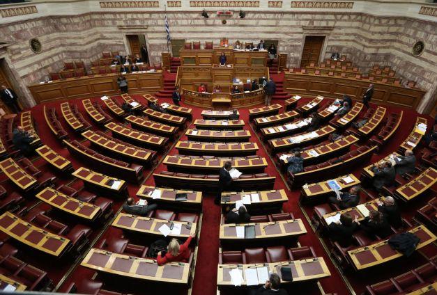 Αιχμές κατά Στουρνάρα για υπερφορολόγηση στη συζήτηση για τον Προϋπολογισμό