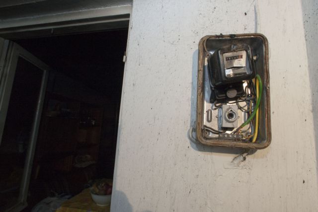 Έλληνες άνεργοι κλέβουν ρεύμα για να επιβιώσουν, γράφει το Bloomberg