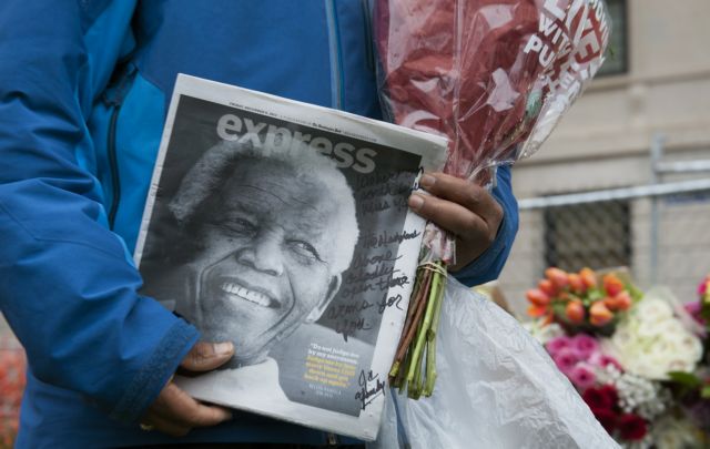 Χιλιάδες πολίτες ανά την υφήλιο τιμούν τον Νέλσον Μαντέλα