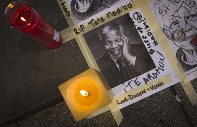 Στιγμιότυπα: Οι πολίτες του κόσμου αποχαιρετούν τον «πατέρα της Αφρικής»