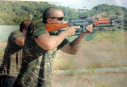 Στη δημοσιότητα φωτογραφία του Ηλία Κασιδιάρη να σκοπεύει με αυτόματο όπλο
