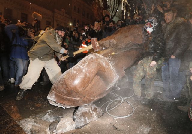 Αποκαθήλωσαν το άγαλμα του Λένιν διαδηλωτές στο Κίεβο