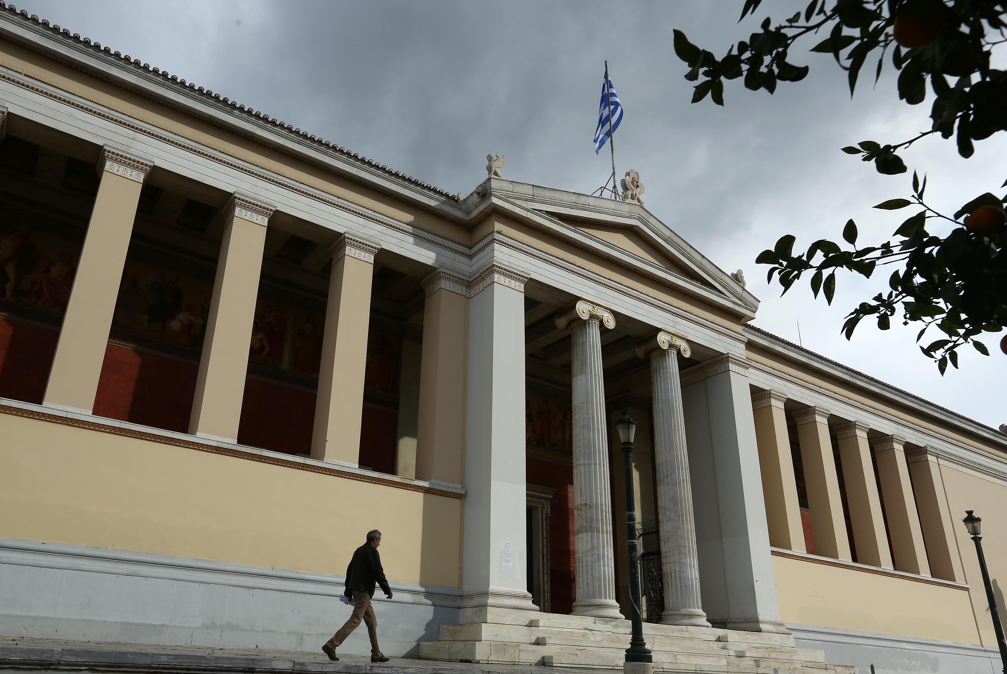 Για δύο ακόμη 24ωρα απεργούν οι διοικητικοί του ΕΚΠΑ