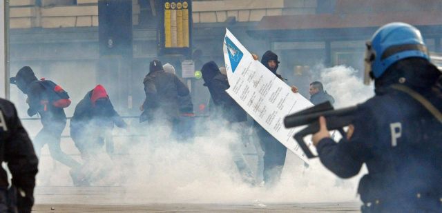 Συγκρούσεις στις κινητοποιήσεις των οδηγών φορτηγών στην Ιταλία