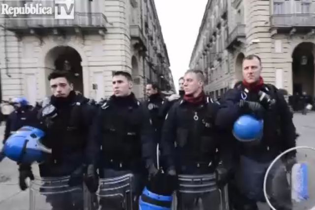 Αστυνομικοί βγάζουν τα κράνη αλληλεγγύοι προς διαδηλωτές στην Ιταλία