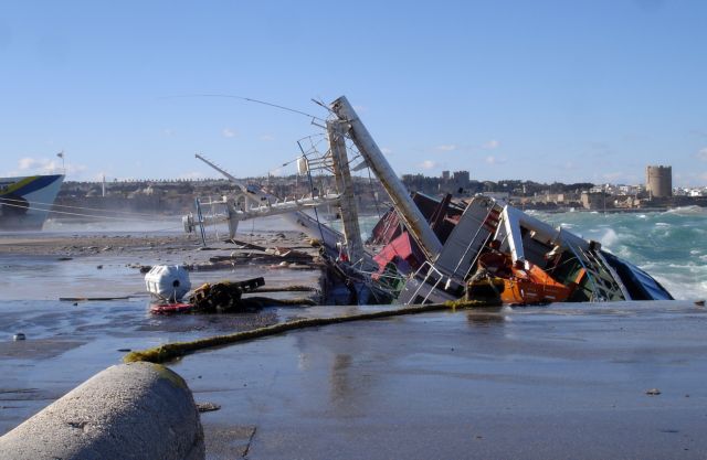 Βούλιαξε στο λιμάνι της Ρόδου το πλοίο στο οποίο βρέθηκαν πυρομαχικά