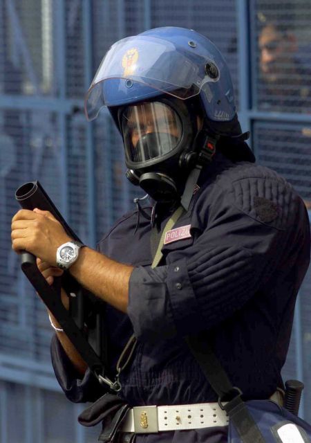 Διώκεται ακτιβίστρια που φίλησε το κράνος αστυνομικού στην Ιταλία