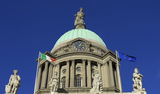 Η Ιρλανδία αφήνει πίσω της το μνημόνιο, όχι όμως τη λιτότητα