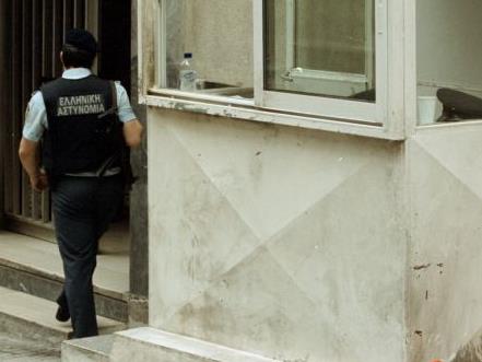 Επίθεση με μολότοφ στο ΑΤ Εξαρχείων