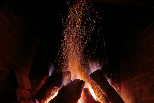 Περιορίστε τη χρήση τζακιών μέχρι τη Δευτέρα, λέει η κυβέρνηση