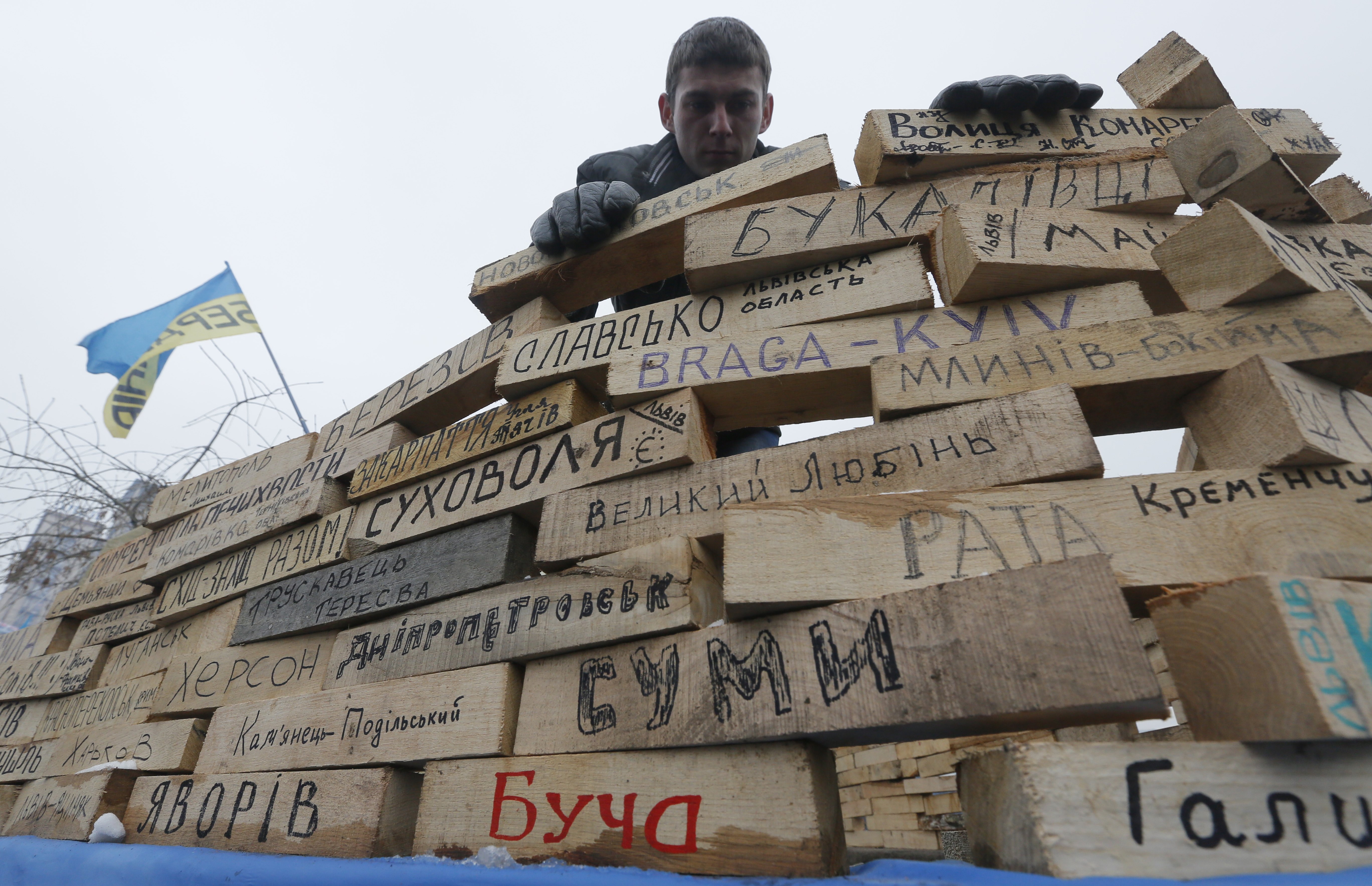 Στην Μόσχα ο Γιανουκόβιτς, στους δρόμους του Κιέβου οι διαδηλωτές