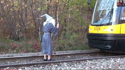 Πολωνός φαρσέρ σταματά Τραμ με τα μαγικά του Γκάνταλφ!