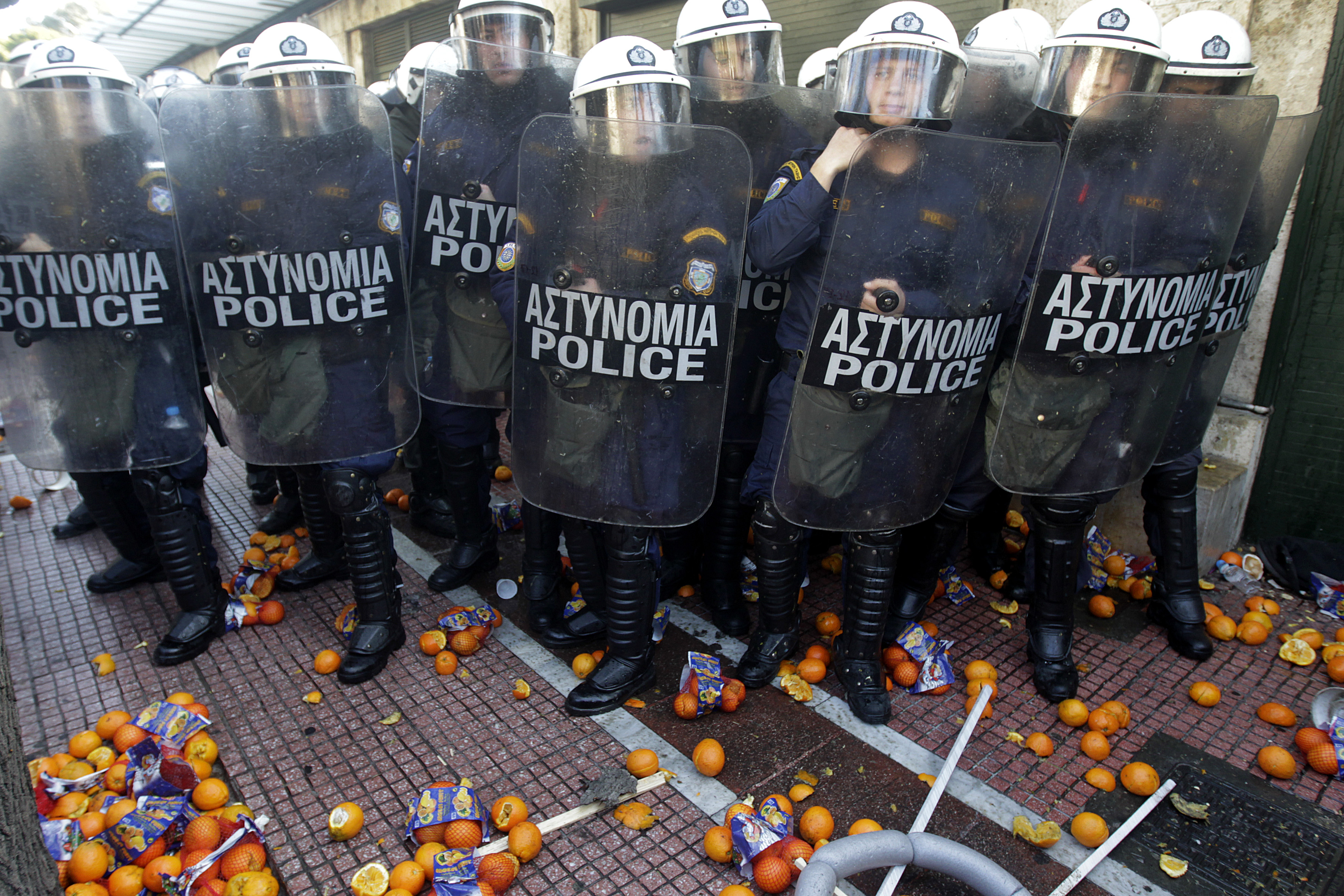 Πορτοκάλια πέταξαν αγρότες στα ΜΑΤ στο Σύνταγμα