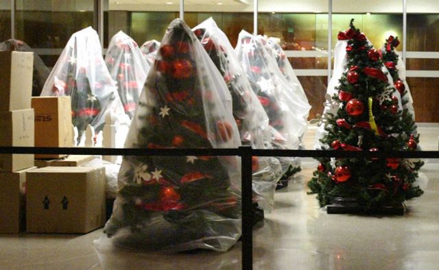 Αμερικανός πάστορας έχει στο σπίτι του 111 χριστουγεννιάτικα δέντρα