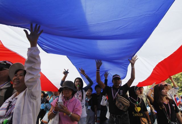 Χιλιάδες Ταϊλανδοί ζητούν την παραίτηση της υπηρεσιακής πρωθυπουργού