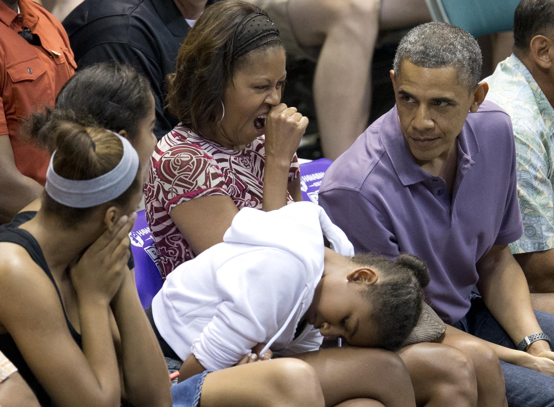 Νύστα και των γονέων για τους Ομπάμα σε αγώνα μπάσκετ