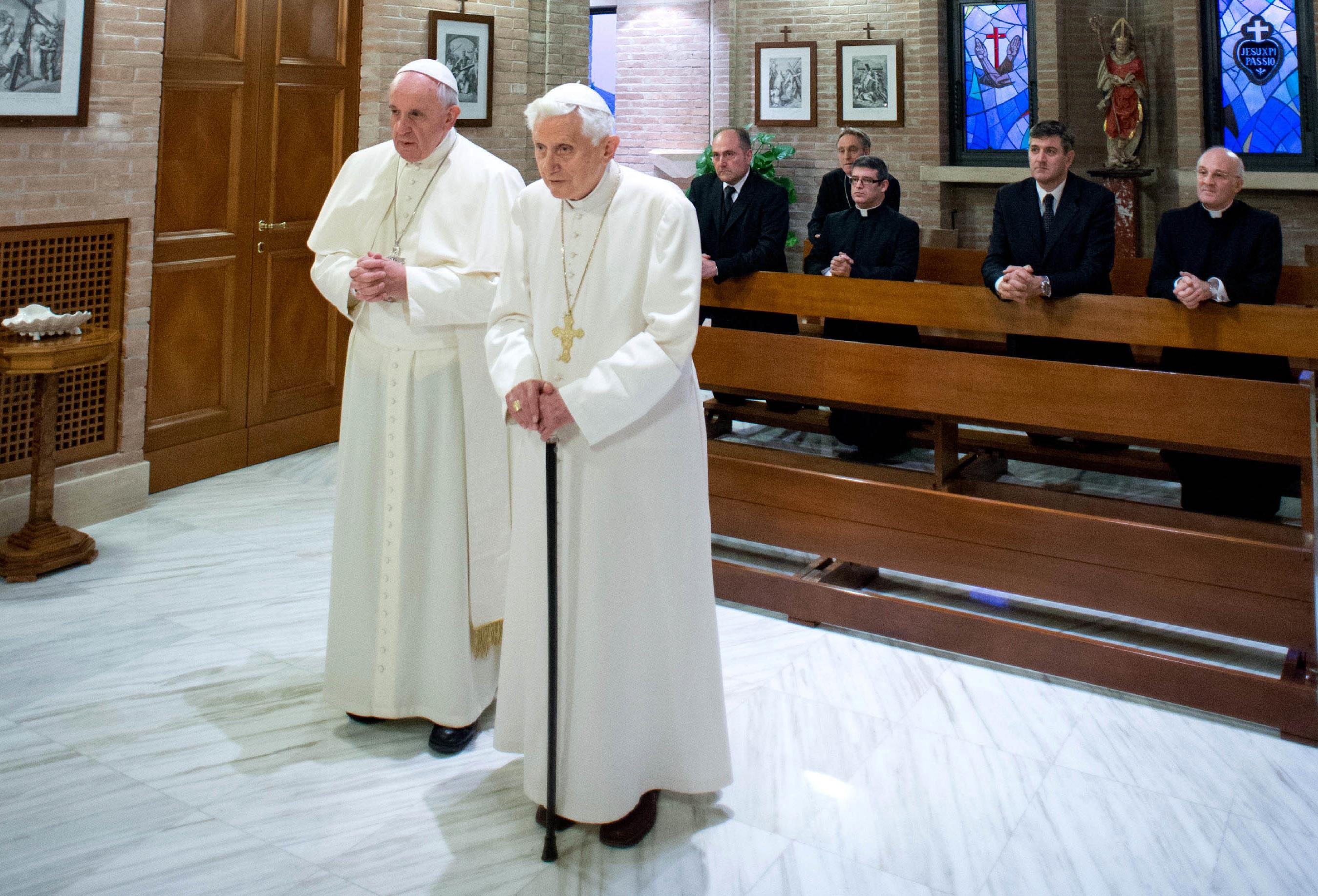 Χριστουγεννιάτικη επίσκεψη του Πάπα Φραγκίσκου στον προκάτοχό του