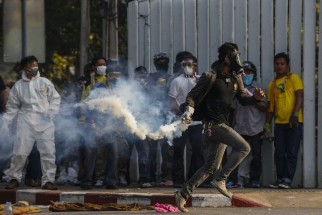 Ταϊλάνδη: Αστυνομικός νεκρός από σφαίρα σε συγκρούσεις με διαδηλωτές