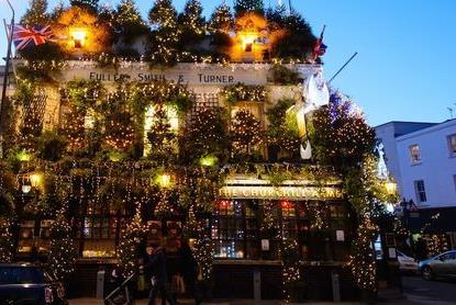 Δύσκολο να σου ξεφύγει αυτή η παμπ στο Λονδίνο τα Χριστούγεννα